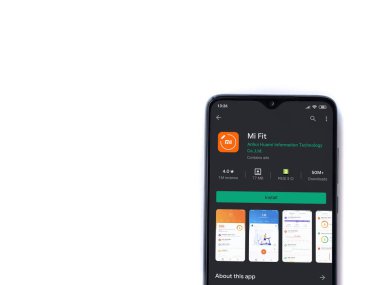 Lod, Israel - 8 Temmuz 2020: Mi Fit uygulaması oyun mağazası sayfası beyaz arkaplanda izole edilmiş siyah bir cep telefonu ekranında. Üst görünüm düzlüğü kopyalama alanı ile yatıyordu.