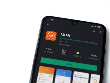 Lod, Israel - 8 Temmuz 2020: Mi Fit uygulaması oyun mağazası sayfası beyaz arkaplanda izole edilmiş siyah bir cep telefonu ekranında. Üst görünüm düzlüğü kopyalama alanı ile yatıyordu.