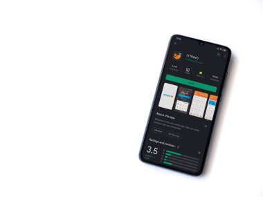 Lod, Israel - 8 Temmuz 2020: Meuhedet Sağlık Hizmetleri uygulama oyun mağazası sayfası beyaz arkaplanda izole edilmiş siyah bir cep telefonu görüntüsü. Üst görünüm düzlüğü kopyalama alanı ile yatıyordu.