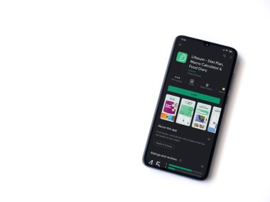 Lod, Israel - 8 Temmuz 2020: Lifesum uygulama oyun mağazası sayfası beyaz arkaplanda izole edilmiş siyah bir cep telefonu ekranında. Üst görünüm düzlüğü kopyalama alanı ile yatıyordu.