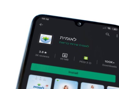 Lod, Israel - 8 Temmuz 2020: Leumit Health Services uygulama oyun mağazası sayfası beyaz arkaplanda izole edilmiş siyah bir cep telefonu görüntüsü. Üst görünüm düzlüğü kopyalama alanı ile yatıyordu.