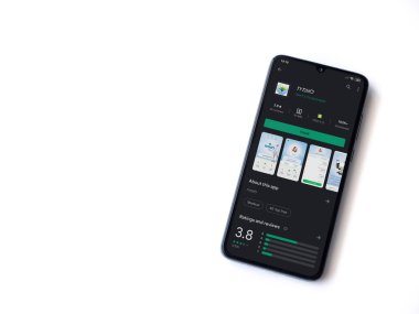 Lod, Israel - 8 Temmuz 2020: Leumit Health Services uygulama oyun mağazası sayfası beyaz arkaplanda izole edilmiş siyah bir cep telefonu görüntüsü. Üst görünüm düzlüğü kopyalama alanı ile yatıyordu.