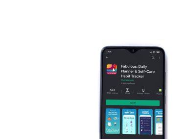 Lod, Israel - 8 Temmuz 2020: Beyaz arka planda izole edilmiş siyah bir cep telefonunun ekranında harika bir uygulama oyun mağazası sayfası. Üst görünüm düzlüğü kopyalama alanı ile yatıyordu.