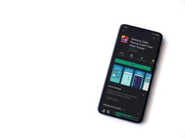 Lod, Israel - 8 Temmuz 2020: Beyaz arka planda izole edilmiş siyah bir cep telefonunun ekranında harika bir uygulama oyun mağazası sayfası. Üst görünüm düzlüğü kopyalama alanı ile yatıyordu.