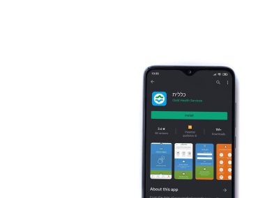 Lod, Israel - 8 Temmuz 2020: Clalit Sağlık Hizmetleri uygulama oyun mağazası sayfası beyaz arkaplanda izole edilmiş siyah bir cep telefonu ekranında. Üst görünüm düzlüğü kopyalama alanı ile yatıyordu.
