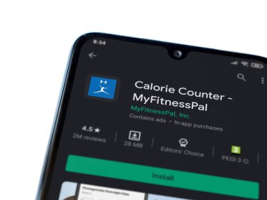 Lod, Israel - 8 Temmuz 2020: MyFitnessPal uygulaması oyun mağazası sayfası beyaz arkaplanda izole edilmiş siyah bir cep telefonu ekranında. Üst görünüm düzlüğü kopyalama alanı ile yatıyordu.