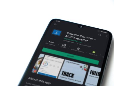 Lod, Israel - 8 Temmuz 2020: MyFitnessPal uygulaması oyun mağazası sayfası beyaz arkaplanda izole edilmiş siyah bir cep telefonu ekranında. Üst görünüm düzlüğü kopyalama alanı ile yatıyordu.