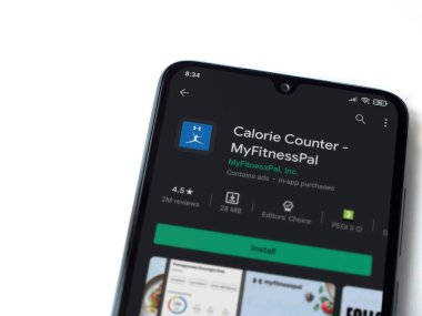 Lod, Israel - 8 Temmuz 2020: MyFitnessPal uygulaması oyun mağazası sayfası beyaz arkaplanda izole edilmiş siyah bir cep telefonu ekranında. Üst görünüm düzlüğü kopyalama alanı ile yatıyordu.