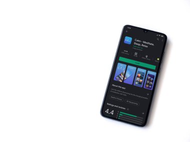 Lod, Israel - 8 Temmuz 2020: Beyaz arka planda izole edilmiş siyah bir cep telefonu ekranında sakin uygulama oyun mağazası sayfası. Üst görünüm düzlüğü kopyalama alanı ile yatıyordu.
