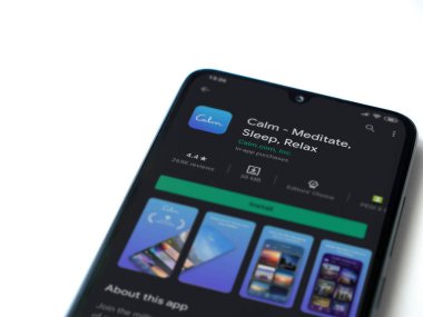 Lod, Israel - 8 Temmuz 2020: Beyaz arka planda izole edilmiş siyah bir cep telefonu ekranında sakin uygulama oyun mağazası sayfası. Üst görünüm düzlüğü kopyalama alanı ile yatıyordu.