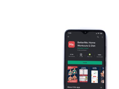 Lod, Israel - 8 Temmuz 2020: BetterMe uygulama oyun mağazası sayfası beyaz arkaplanda izole edilmiş siyah bir cep telefonu ekranında. Üst görünüm düzlüğü kopyalama alanı ile yatıyordu.
