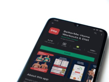 Lod, Israel - 8 Temmuz 2020: BetterMe uygulama oyun mağazası sayfası beyaz arkaplanda izole edilmiş siyah bir cep telefonu ekranında. Üst görünüm düzlüğü kopyalama alanı ile yatıyordu.