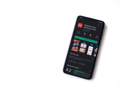 Lod, Israel - 8 Temmuz 2020: BetterMe uygulama oyun mağazası sayfası beyaz arkaplanda izole edilmiş siyah bir cep telefonu ekranında. Üst görünüm düzlüğü kopyalama alanı ile yatıyordu.