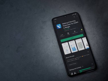 Lod, Israel - 8 Temmuz 2020: Yürüyen ve Koşan Pedometre uygulaması oyun mağazası sayfası koyu mermer taştan arka planda siyah bir cep telefonu görüntüsü. Üst görünüm düzlüğü kopyalama alanı ile yatıyordu.