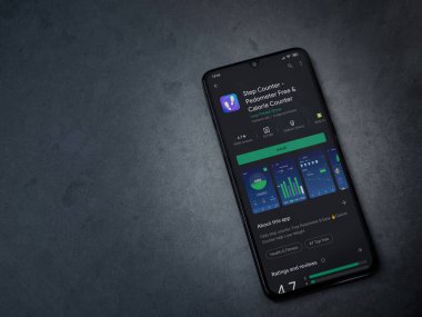 Lod, Israel - 8 Temmuz 2020: Step Counter uygulaması oyun mağazası sayfası koyu mermer taştan arka planda siyah bir cep telefonu ekranında. Üst görünüm düzlüğü kopyalama alanı ile yatıyordu.