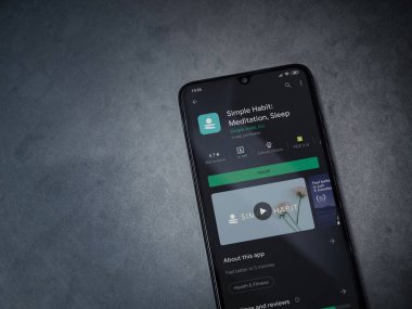 Lod, Israel - 8 Temmuz 2020: Basit Alışkanlık uygulaması oyun mağazası sayfası koyu mermer taştan arka planda siyah bir cep telefonu ekranında. Üst görünüm düzlüğü kopyalama alanı ile yatıyordu.