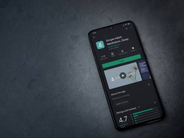 Lod, Israel - 8 Temmuz 2020: Basit Alışkanlık uygulaması oyun mağazası sayfası koyu mermer taştan arka planda siyah bir cep telefonu ekranında. Üst görünüm düzlüğü kopyalama alanı ile yatıyordu.