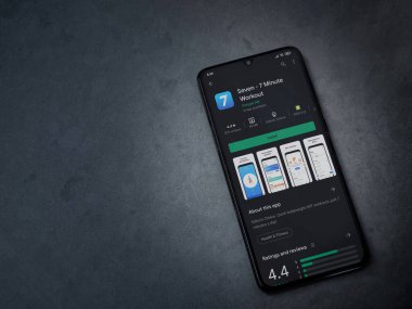Lod, Israel - 8 Temmuz 2020: Koyu mermer taştan arka planda siyah bir cep telefonunun ekranında yedi uygulama mağaza sayfası. Üst görünüm düzlüğü kopyalama alanı ile yatıyordu.