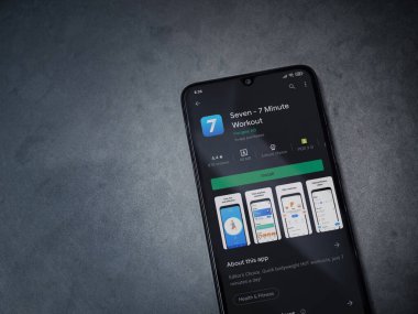 Lod, Israel - 8 Temmuz 2020: Koyu mermer taştan arka planda siyah bir cep telefonunun ekranında yedi uygulama mağaza sayfası. Üst görünüm düzlüğü kopyalama alanı ile yatıyordu.