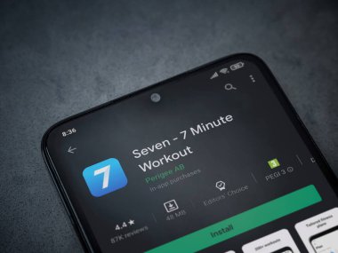 Lod, Israel - 8 Temmuz 2020: Koyu mermer taştan arka planda siyah bir cep telefonunun ekranında yedi uygulama mağaza sayfası. Üst görünüm düzlüğü kopyalama alanı ile yatıyordu.