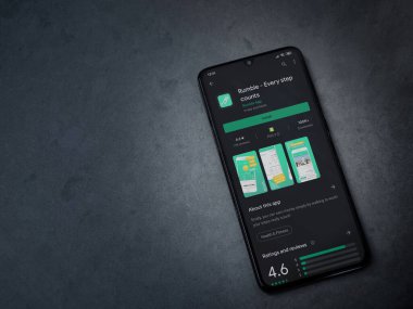 Lod, Israel - 8 Temmuz 2020: Rumble app oyun mağazası sayfası koyu mermer taştan arka planda siyah bir cep telefonunun ekranında. Üst görünüm düzlüğü kopyalama alanı ile yatıyordu.