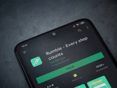 Lod, Israel - 8 Temmuz 2020: Rumble app oyun mağazası sayfası koyu mermer taştan arka planda siyah bir cep telefonunun ekranında. Üst görünüm düzlüğü kopyalama alanı ile yatıyordu.