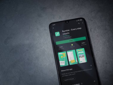 Lod, Israel - 8 Temmuz 2020: Rumble app oyun mağazası sayfası koyu mermer taştan arka planda siyah bir cep telefonunun ekranında. Üst görünüm düzlüğü kopyalama alanı ile yatıyordu.