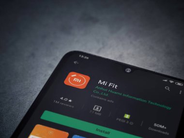 Lod, Israel - 8 Temmuz 2020: Mi Fit uygulaması oyun mağazası sayfası koyu mermer taştan arka planda siyah bir cep telefonu ekranında. Üst görünüm düzlüğü kopyalama alanı ile yatıyordu.