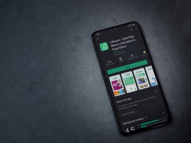 Lod, Israel - 8 Temmuz 2020: Lifesum uygulama oyun mağazası sayfası koyu mermer taşlı arka planda siyah bir cep telefonu ekranında. Üst görünüm düzlüğü kopyalama alanı ile yatıyordu.