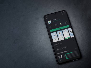 Lod, Israel - 8 Temmuz 2020: Leumit Health Services uygulaması oyun mağazası sayfası koyu mermer taşlı arka planda siyah bir cep telefonu sergilenmektedir. Üst görünüm düzlüğü kopyalama alanı ile yatıyordu.