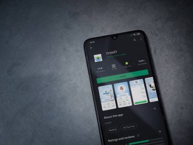 Lod, Israel - 8 Temmuz 2020: Leumit Health Services uygulaması oyun mağazası sayfası koyu mermer taşlı arka planda siyah bir cep telefonu sergilenmektedir. Üst görünüm düzlüğü kopyalama alanı ile yatıyordu.