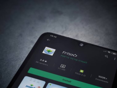 Lod, Israel - 8 Temmuz 2020: Leumit Health Services uygulaması oyun mağazası sayfası koyu mermer taşlı arka planda siyah bir cep telefonu sergilenmektedir. Üst görünüm düzlüğü kopyalama alanı ile yatıyordu.