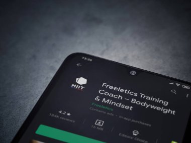 Lod, Israel - 8 Temmuz 2020: Freeletics Eğitim Koçu uygulama oyun mağazası sayfası koyu mermer taştan arka planda siyah bir cep telefonu görüntüsü. Üst görünüm düzlüğü kopyalama alanı ile yatıyordu.
