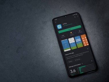 Lod, Israel - 8 Temmuz 2020: Clalit Sağlık Hizmetleri uygulama oyun mağazası sayfası koyu mermer taşlı arka planda siyah bir cep telefonu sergilenmektedir. Üst görünüm düzlüğü kopyalama alanı ile yatıyordu.