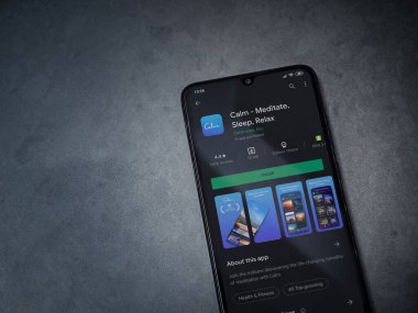 Lod, Israel - 8 Temmuz 2020: Sakin uygulama oyun mağazası sayfası koyu mermer taşlı arka planda siyah bir cep telefonunun ekranında. Üst görünüm düzlüğü kopyalama alanı ile yatıyordu.