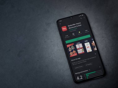 Lod, Israel - 8 Temmuz 2020: BetterMe uygulama mağaza sayfası koyu mermer taşlı arka planda siyah bir cep telefonu ekranında. Üst görünüm düzlüğü kopyalama alanı ile yatıyordu.