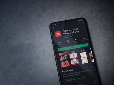 Lod, Israel - 8 Temmuz 2020: BetterMe uygulama mağaza sayfası koyu mermer taşlı arka planda siyah bir cep telefonu ekranında. Üst görünüm düzlüğü kopyalama alanı ile yatıyordu.