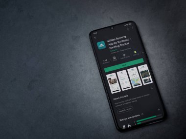 Lod, Israel - 8 Temmuz 2020: Adidas Running app playshop sayfası koyu mermer taşlı arka planda siyah bir cep telefonunun ekranında. Üst görünüm düzlüğü kopyalama alanı ile yatıyordu.