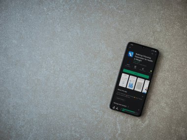 Lod, Israel - 8 Temmuz 2020: Yürüyen Pedometre uygulaması oyun mağazası sayfası seramik taş zemin üzerinde siyah bir cep telefonu görüntüsü. Üst görünüm düzlüğü kopyalama alanı ile yatıyordu.