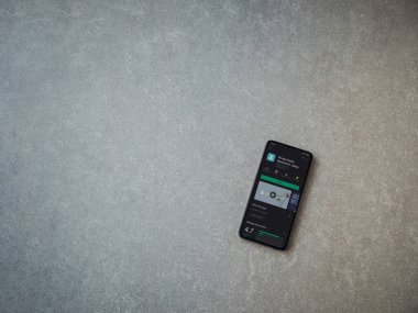 Lod, Israel - 8 Temmuz 2020: Basit Alışkanlık uygulaması oyun mağazası sayfası seramik taş zemin üzerinde siyah bir cep telefonu görüntüsü. Üst görünüm düzlüğü kopyalama alanı ile yatıyordu.