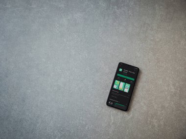 Lod, Israel - 8 Temmuz 2020: Rumble app oyun mağazası sayfası seramik taş zemin üzerinde siyah bir cep telefonu sergilenmektedir. Üst görünüm düzlüğü kopyalama alanı ile yatıyordu.
