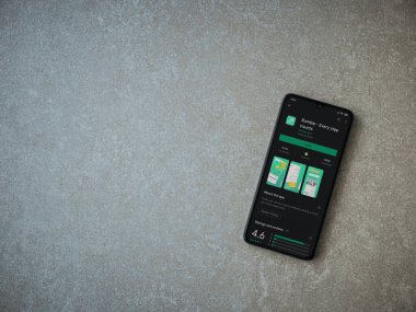 Lod, Israel - 8 Temmuz 2020: Rumble app oyun mağazası sayfası seramik taş zemin üzerinde siyah bir cep telefonu sergilenmektedir. Üst görünüm düzlüğü kopyalama alanı ile yatıyordu.