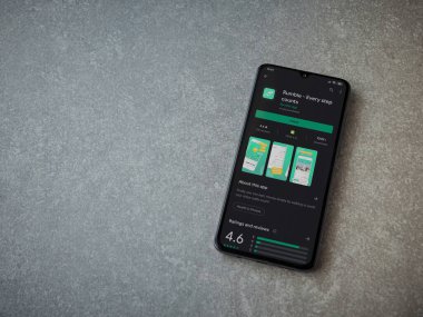 Lod, Israel - 8 Temmuz 2020: Rumble app oyun mağazası sayfası seramik taş zemin üzerinde siyah bir cep telefonu sergilenmektedir. Üst görünüm düzlüğü kopyalama alanı ile yatıyordu.