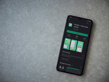Lod, Israel - 8 Temmuz 2020: Rumble app oyun mağazası sayfası seramik taş zemin üzerinde siyah bir cep telefonu sergilenmektedir. Üst görünüm düzlüğü kopyalama alanı ile yatıyordu.