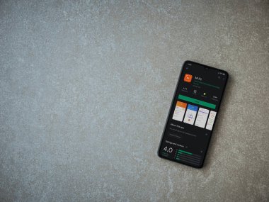 Lod, Israel - 8 Temmuz 2020: Mi Fit uygulaması oyun mağazası sayfası seramik taş zemin üzerinde siyah bir cep telefonu ekranında. Üst görünüm düzlüğü kopyalama alanı ile yatıyordu.