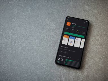 Lod, Israel - 8 Temmuz 2020: Mi Fit uygulaması oyun mağazası sayfası seramik taş zemin üzerinde siyah bir cep telefonu ekranında. Üst görünüm düzlüğü kopyalama alanı ile yatıyordu.