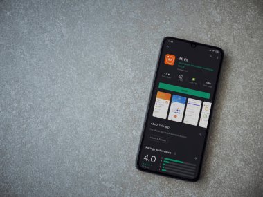 Lod, Israel - 8 Temmuz 2020: Mi Fit uygulaması oyun mağazası sayfası seramik taş zemin üzerinde siyah bir cep telefonu ekranında. Üst görünüm düzlüğü kopyalama alanı ile yatıyordu.