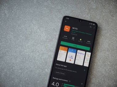 Lod, Israel - 8 Temmuz 2020: Mi Fit uygulaması oyun mağazası sayfası seramik taş zemin üzerinde siyah bir cep telefonu ekranında. Üst görünüm düzlüğü kopyalama alanı ile yatıyordu.