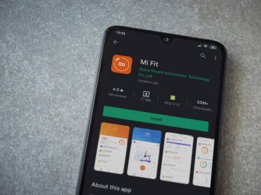 Lod, Israel - 8 Temmuz 2020: Mi Fit uygulaması oyun mağazası sayfası seramik taş zemin üzerinde siyah bir cep telefonu ekranında. Üst görünüm düzlüğü kopyalama alanı ile yatıyordu.