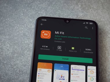 Lod, Israel - 8 Temmuz 2020: Mi Fit uygulaması oyun mağazası sayfası seramik taş zemin üzerinde siyah bir cep telefonu ekranında. Üst görünüm düzlüğü kopyalama alanı ile yatıyordu.